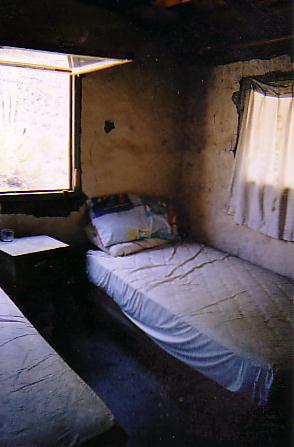 barkerbedroom.JPG (20099 bytes)